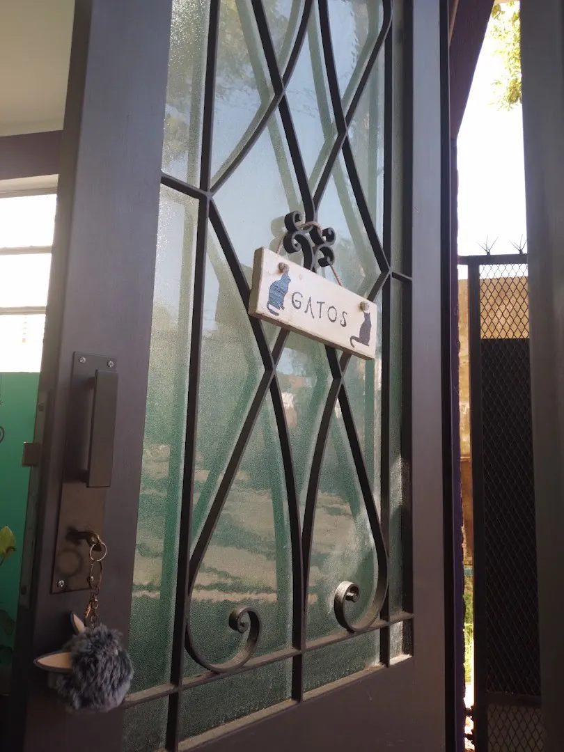 La puerta de hierro con el cartel de Gatos, la entrada propia para ellos